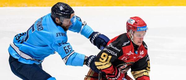 Patrik Frič (HC Prešov) v súboji s Tomášom Marcinkom (HC Slovan Bratislava).