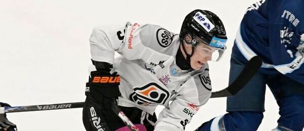 Útočník HC Košice Michal Liščinský v súboji s hráčmi HC Slovana Bratislava.