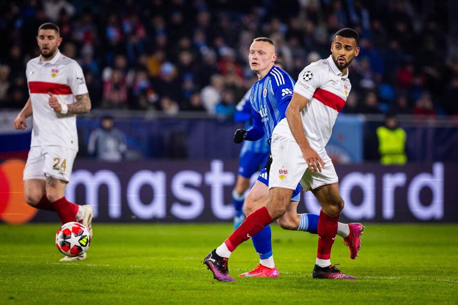 Nino Marcelli medzi hráčmi Stuttgartu.