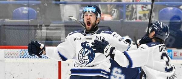 Radujúci sa útočník HK Poprad Peter Bjalončík po víťaznom góle v predĺžení proti HC Slovan Bratislava.