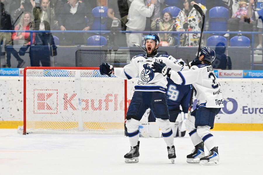 Radujúci sa útočník HK Poprad Peter Bjalončík po&nbsp;víťaznom góle v&nbsp;predĺžení proti HC Slovan Bratislava.