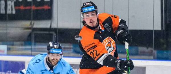 Jacob Virtanen v drese HK Dukla Michalovce v dueli štvrťfinálovej play-off série proti HK Nitra.