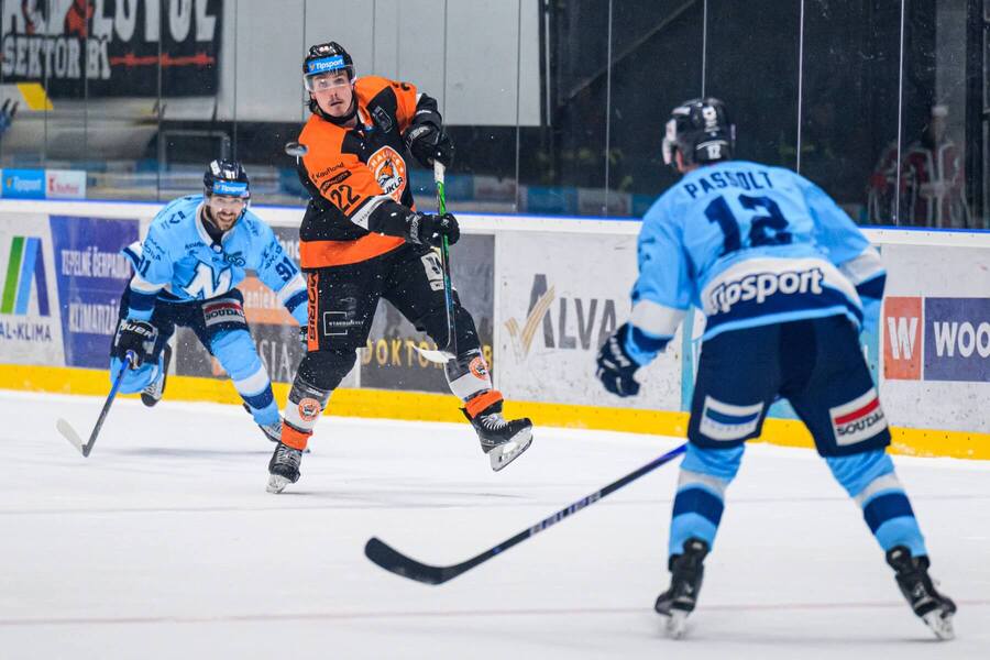 Jacob Virtanen v&nbsp;drese HK Dukla Michalovce v&nbsp;dueli štvrťfinálovej play-off série proti HK Nitra.