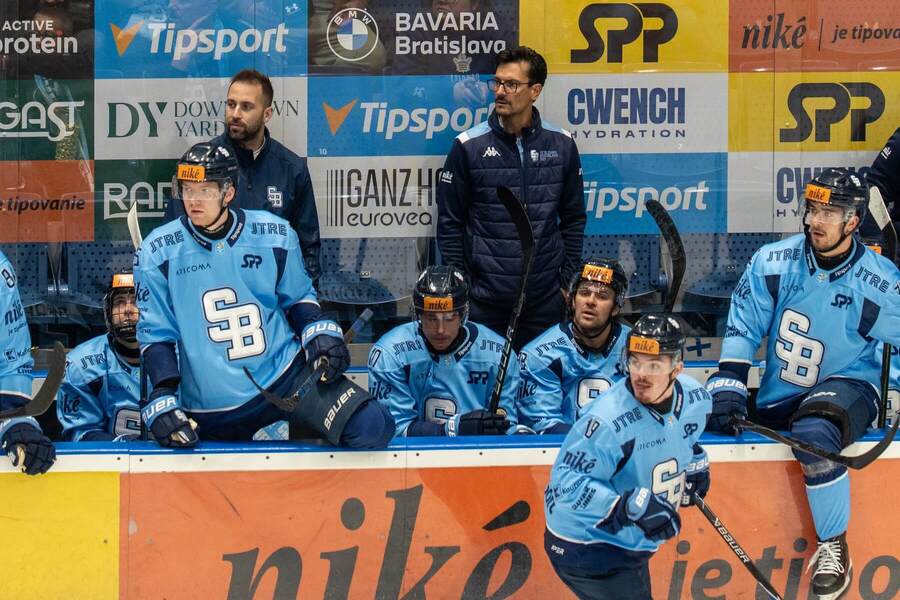 Na snímke tréner HC Slovan Bratislava Brad Tapper počas zápasu 10. kola hokejovej Tipsport ligy medzi HC Slovan Bratislava - HC Prešov