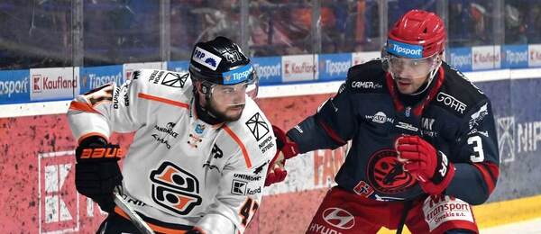 Na snímke zľava Mário Lunter (Košice) a Dominik Jendroľ (Prešov) v zápase 1. kola hokejovej Tipsport ligy HC Košice - HC Prešov v Košiciach.