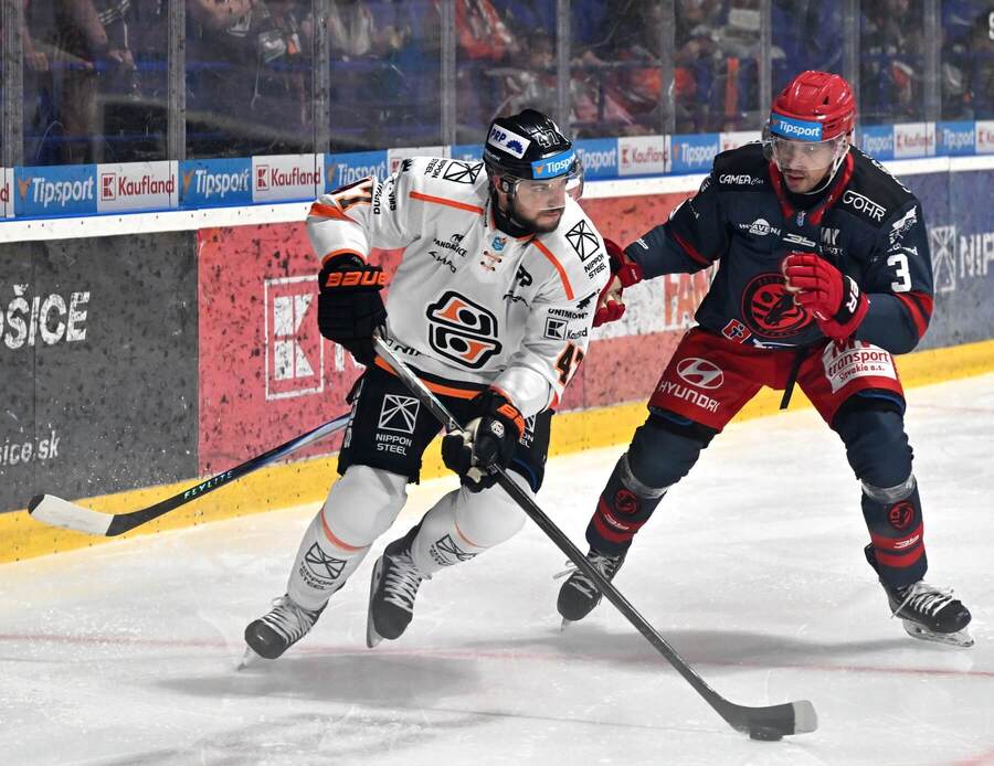 Na snímke zľava Mário Lunter (Košice) a&nbsp;Dominik Jendroľ (Prešov) v&nbsp;zápase 1.&nbsp;kola hokejovej Tipsport ligy HC Košice - HC Prešov v&nbsp;Košiciach.