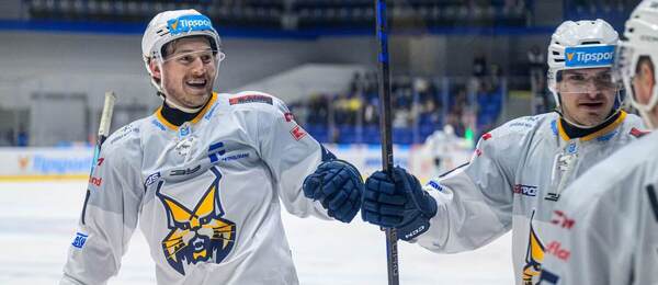 Na snímke Charles Martin (Spišská Nová Ves) sa teší so spoluhráčmi z gólu počas zápasu 9. kola hokejovej Tipsport ligy HK Spišská Nová Ves - HC Prešov