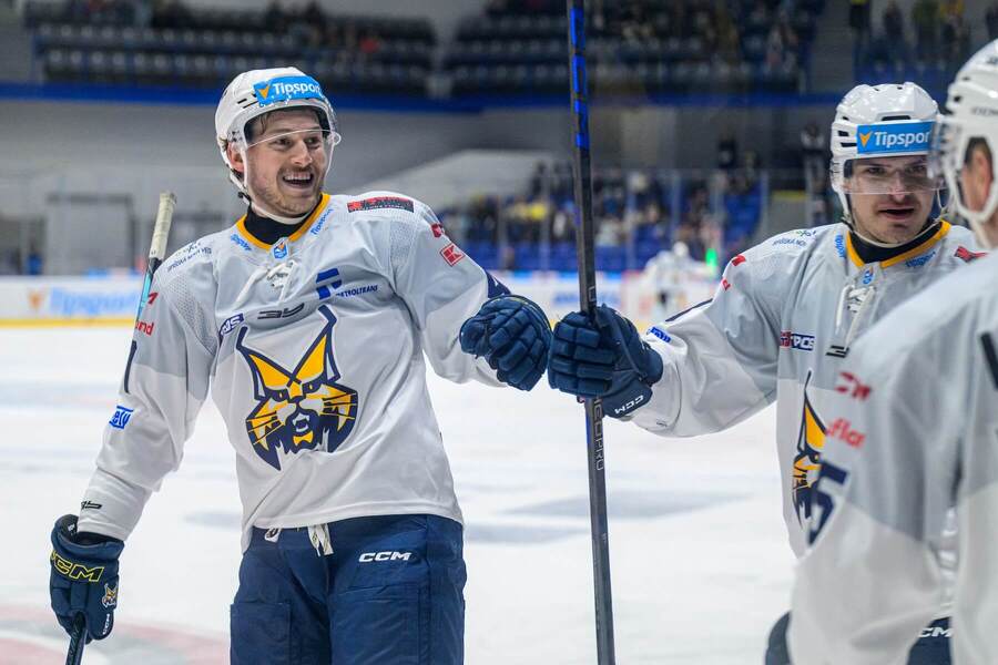 Na snímke Charles Martin (Spišská Nová Ves) sa teší so&nbsp;spoluhráčmi z&nbsp;gólu počas zápasu 9.&nbsp;kola hokejovej Tipsport ligy HK Spišská Nová Ves - HC Prešov