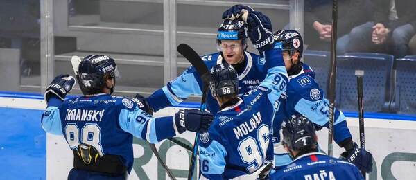 Na snímke hráči Nitra Artur Turanský (98), Ondrej Molnár (96), Matej Bača (2) a Otso Rantakari (52) sa tešia z gólu, ktorý strelil ich spoluhráč Brett Pollock (71) počas zápasu 12. kola Tipsport ligy v hokeji HC Slovan Bratislava - HK Nitra v Bratislave v nedeľu 18. októbra 2026.