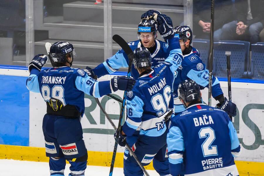 Na snímke hráči Nitra Artur Turanský (98), Ondrej Molnár (96), Matej Bača (2) a&nbsp;Otso Rantakari (52) sa tešia z&nbsp;gólu, ktorý strelil ich spoluhráč Brett Pollock (71) počas zápasu 12. kola Tipsport ligy v&nbsp;hokeji HC Slovan Bratislava - HK Nitra v&nbsp;Bratislave v&nbsp;nedeľu 18. októbra 2026.