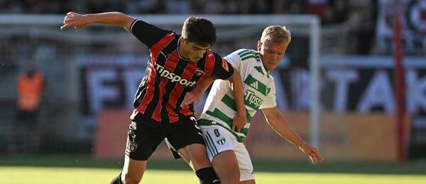 Vľavo hráč Spartaka Juanmi Carrión a hráč Skalice Lukáš Šimko