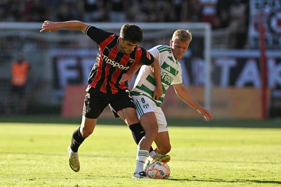 Vľavo hráč Spartaka Juanmi Carrión a&nbsp;hráč Skalice Lukáš Šimko
