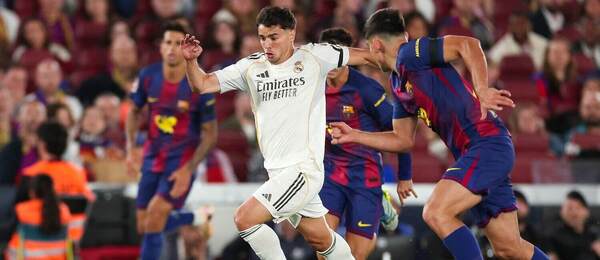 Brahim Diaz z Realu Madrid uniká dvom hráčom Barcelony.