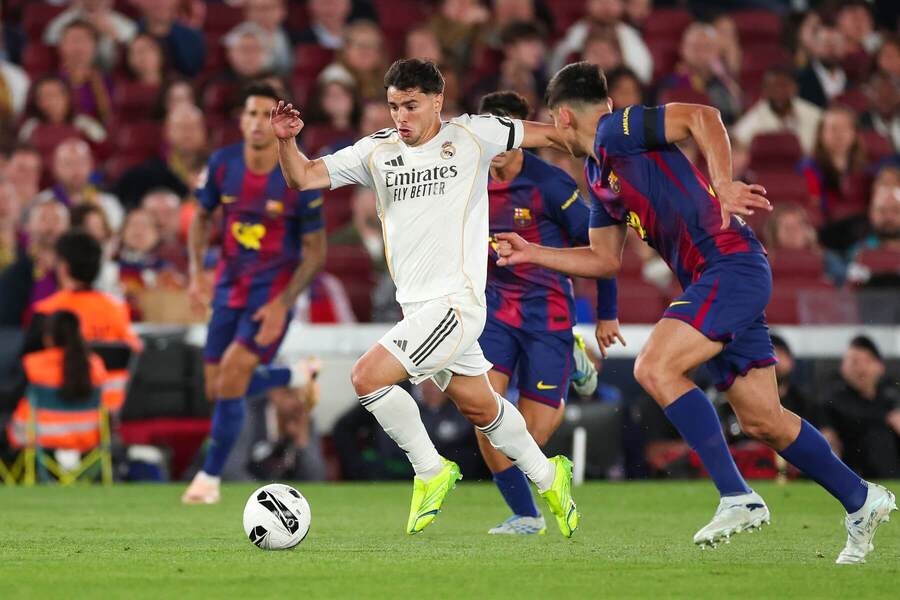 Brahim Diaz z&nbsp;Realu Madrid uniká dvom hráčom Barcelony.