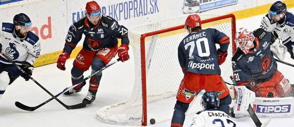 Na snímke hráč Popradu Adam Cracknell (27) a hráči Prešova Michal Feranec (70) a brankár Brandon Maxwell sledujú puk na hrane bránkoviska v zápase 13. kola hokejovej Tipsport ligy HK Poprad - HC Prešov v Poprade v piatok 23. októbra 2026. Vyberte použití