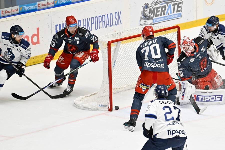 Na snímke hráč Popradu Adam Cracknell (27) a&nbsp;hráči Prešova Michal Feranec (70) a&nbsp;brankár Brandon Maxwell sledujú puk na&nbsp;hrane bránkoviska v&nbsp;zápase 13. kola hokejovej Tipsport ligy HK Poprad - HC Prešov v&nbsp;Poprade v&nbsp;piatok 23. októbra 2026. Vyberte použití