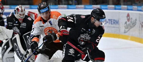 Na snímke zľava Lucas Edmonds (Michalovce) a Tomáš Zigo (Banská Bystrica) v zápase 11. kola hokejovej Tipsport ligy HK Dukla Michalovce - HC '05 TAM Banská Bystrica 16. októbra 2026 v Michalovciach.