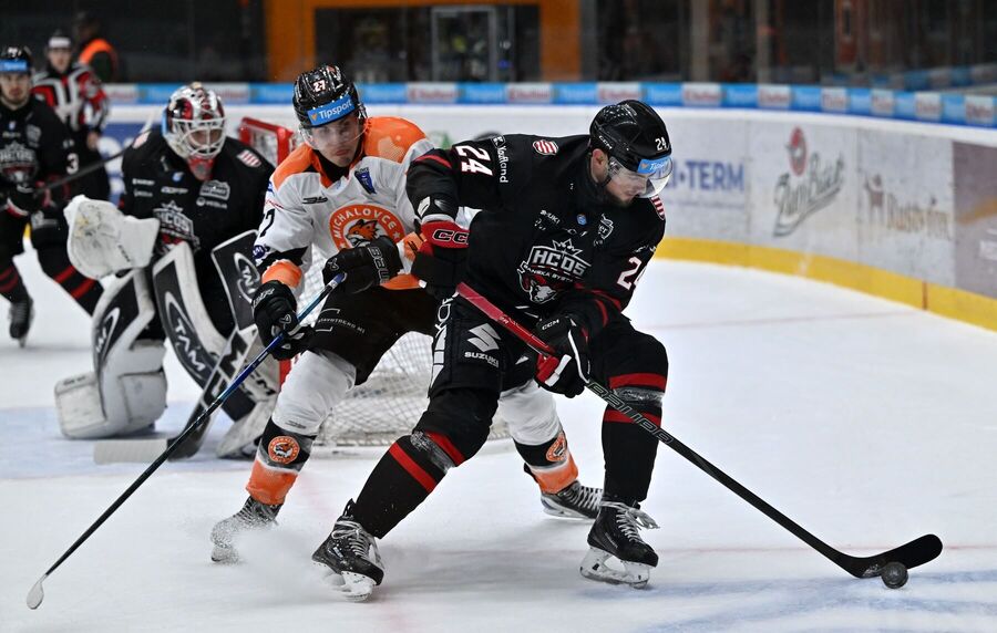 Na snímke zľava Lucas Edmonds (Michalovce) a&nbsp;Tomáš Zigo (Banská Bystrica) v&nbsp;zápase 11. kola hokejovej Tipsport ligy HK Dukla Michalovce - HC '05 TAM Banská Bystrica 16. októbra 2026 v&nbsp;Michalovciach.