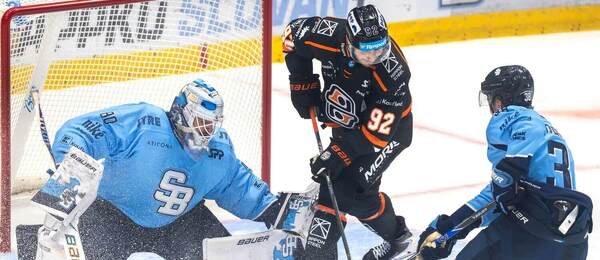 Útočník HC Košice Tomáš Jurčo a brankár HC Slovan Bratislava Julian Junca.