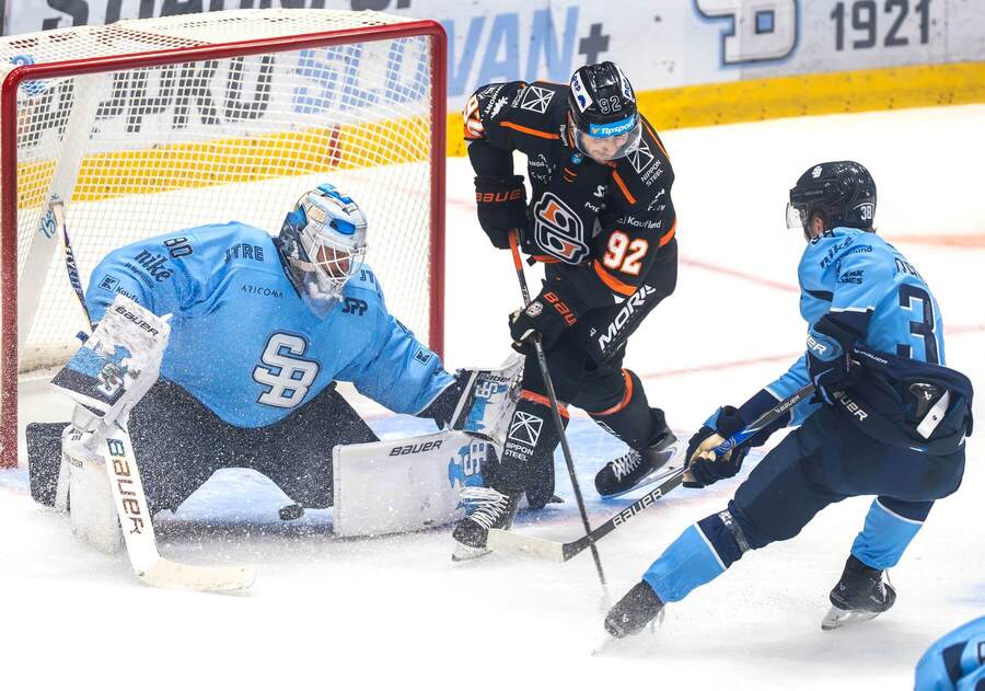 Útočník HC Košice Tomáš Jurčo a&nbsp;brankár HC Slovan Bratislava Julian Junca.