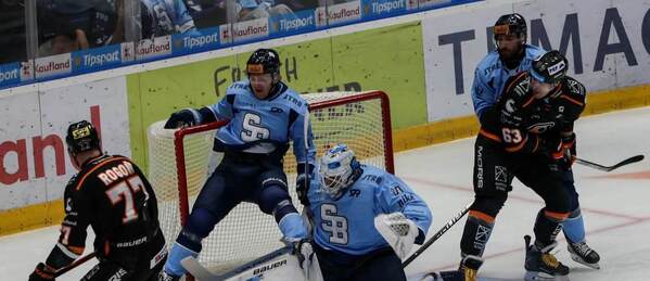 Na snímke vľavo Patrik Michal Rogoň (Košice) počas 14. kola hokejovej Extraligy HC Slovan Bratislava - HC Košice v Bratislave v nedeľu 25. októbra 2026.
