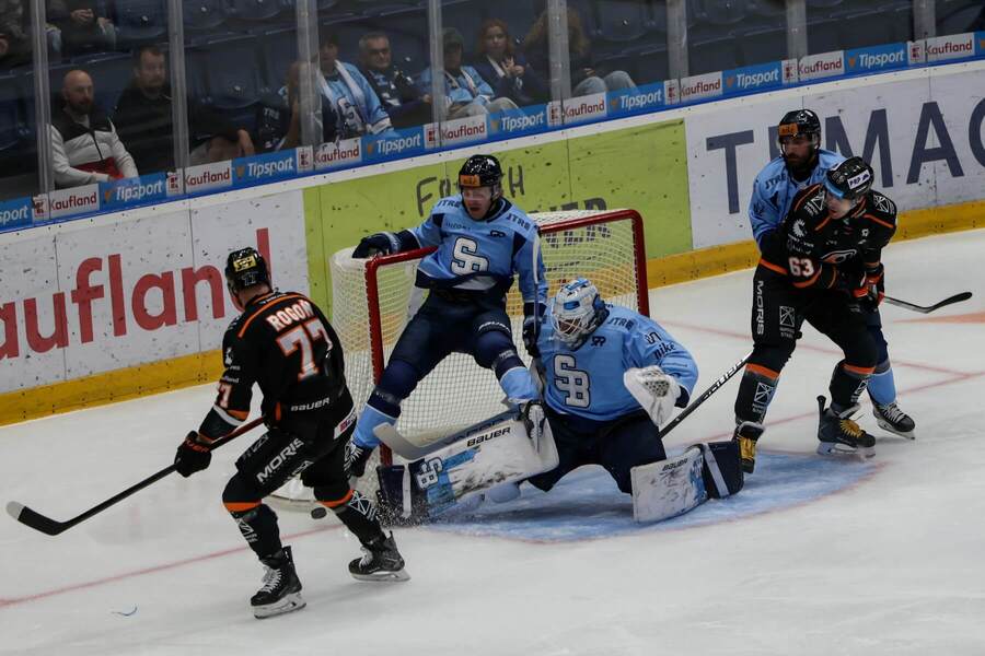 Na snímke vľavo Patrik Michal Rogoň (Košice) počas 14. kola hokejovej Extraligy HC Slovan Bratislava - HC Košice v&nbsp;Bratislave v&nbsp;nedeľu 25. októbra 2026.