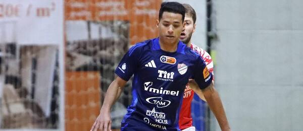 Pri lopte Juan Romero, hráč Futsal Klub Lučenec.