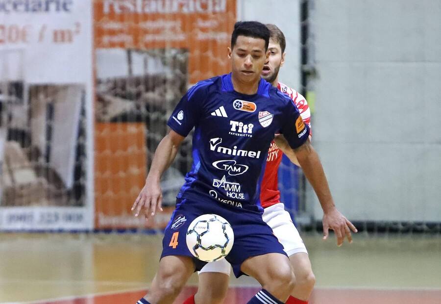 Pri lopte Juan Romero, hráč Futsal Klub Lučenec.
