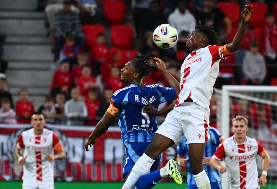 Yakubu a&nbsp;Rahim Ibrahim vo&nbsp;vzdušnom súboji.
