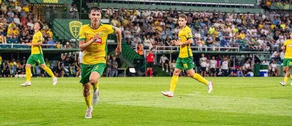 Na snímke v popredí Marek Okál v drese MŠK Žilina