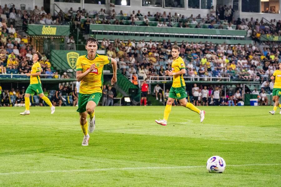 Na snímke v&nbsp;popredí Marek Okál v&nbsp;drese MŠK Žilina