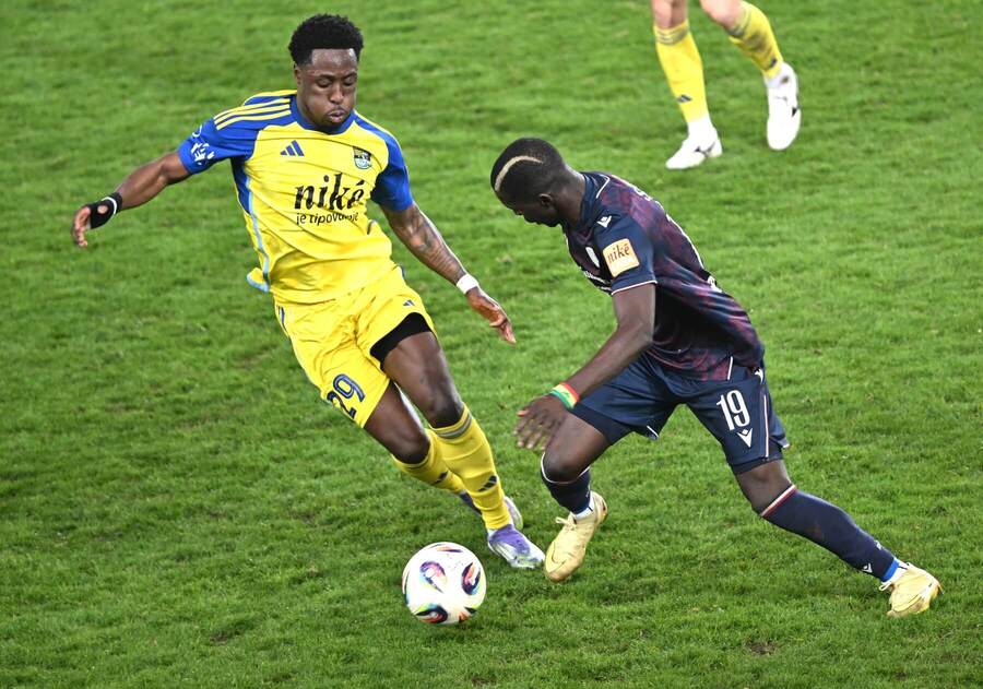 Na snímke zľava Osman Jovan Kakay (Košice) a&nbsp;Alioune Sylla (Dunajská Streda)