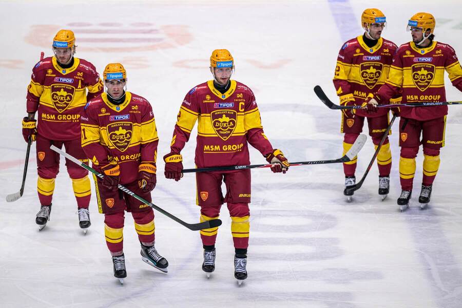 Na snímke hokejisti Trenčína počas zápasu 8.&nbsp;kola Tipsport ligy v&nbsp;hokeji HC Prešov - HK Dukla Trenčín v&nbsp;Prešove v&nbsp;nedeľu 4.&nbsp;októbra 2026.