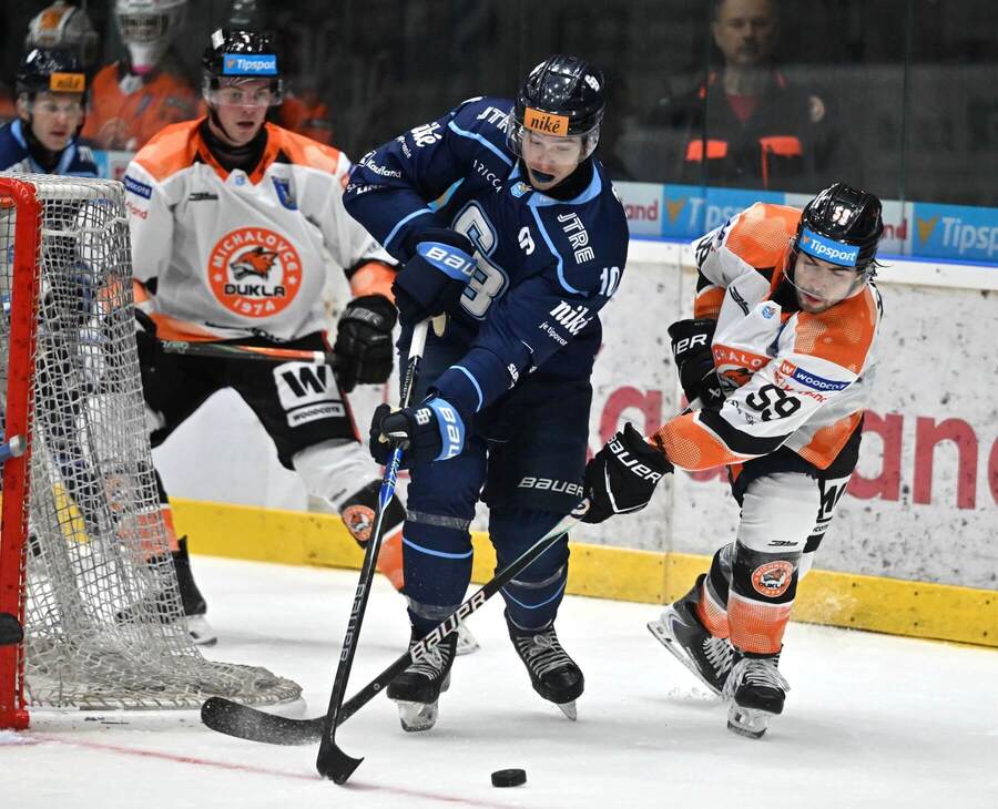 Na snímke sprava Connor Welsh (Michalovce) a&nbsp;Ryan Dmowski (Slovan) v&nbsp;zápase 2.&nbsp;kola hokejovej Tipsport ligy HK Dukla Michalovce - HC Slovan Bratislava v&nbsp;Michalovciach 18. septembra 2026.